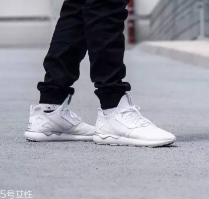 小白鞋上有膠怎么去除？小白鞋上的膠去除方法