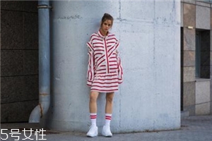 小白鞋沾墨水了怎么辦？小白鞋上的墨水去除方法