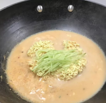 牛奶辛拉面煮多久？牛奶辛拉面牛奶和水的比例