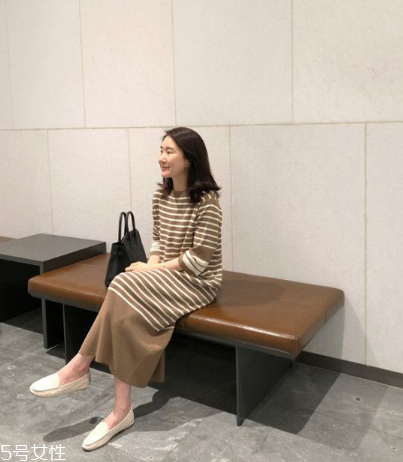 條紋連衣裙配什么鞋子？條紋連衣裙搭配鞋子圖片