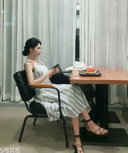 條紋連衣裙配什么鞋子？條紋連衣裙搭配鞋子圖片