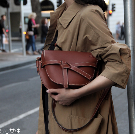 loewe gate bag多少錢(qián)？羅意威18新款馬鞍包價(jià)格