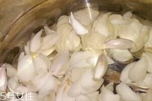 新鮮百合能泡水喝嗎？新鮮百合泡水好嗎？