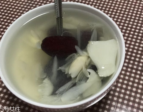 新鮮百合能泡水喝嗎？新鮮百合泡水好嗎？