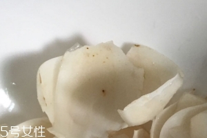 新鮮百合可以燉雞嗎？新鮮百合燉雞好吃嗎？