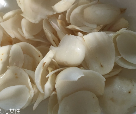 新鮮百合可以燉雞嗎？新鮮百合燉雞好吃嗎？