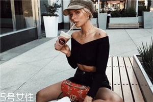 鎖骨鏈怎么搭配？鎖骨鏈搭配衣服技巧