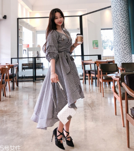 格子連衣裙搭配什么鞋子？格子連衣裙搭配技巧
