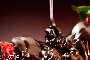 巧克力糖漿怎么做？巧克力糖漿可以做什么？
