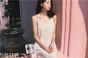 吊帶裙怎么穿好看？吊帶裙穿搭技巧