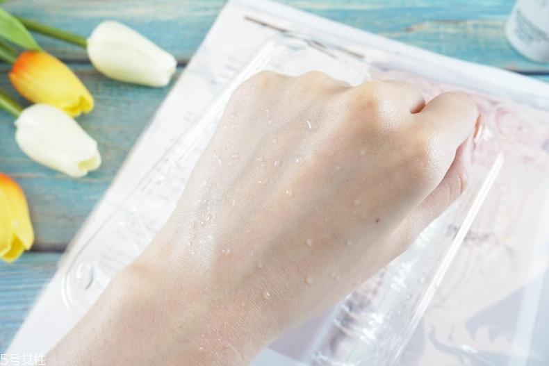 雅詩蘭黛晶透沁白防曬搖搖乳成膜快嗎？適合油痘皮嗎？