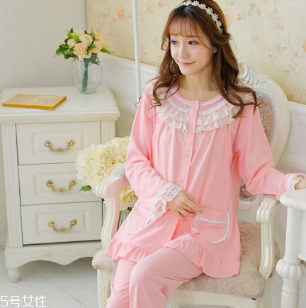 睡衣里面要穿內(nèi)衣嗎？睡衣里面穿不穿內(nèi)衣