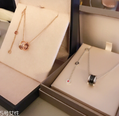 項(xiàng)鏈?zhǔn)屈S金還是鉑金好？項(xiàng)鏈買黃金還是鉑金