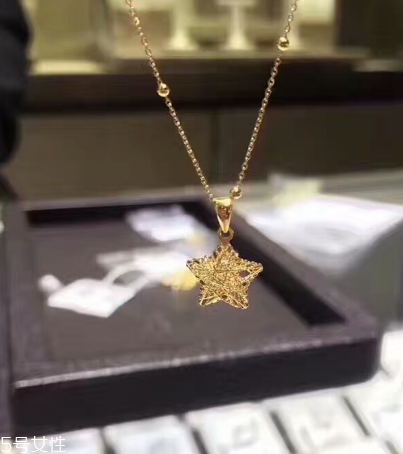 項(xiàng)鏈?zhǔn)屈S金還是k金好？項(xiàng)鏈選黃金還是k金