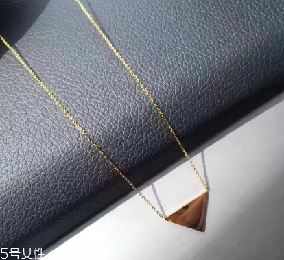 項鏈可以戴著睡覺嗎？項鏈睡覺戴好不好