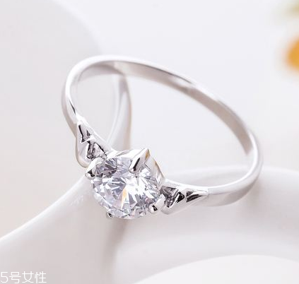 戒指會(huì)越戴越松嗎？戒指會(huì)不會(huì)越戴越大？