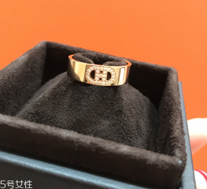 戒指為什么要戴在無名指上？戒指戴在無名指的含義