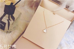 寶格麗扇子項(xiàng)鏈?zhǔn)鞘裁床馁|(zhì)？寶格麗小扇子項(xiàng)鏈材質(zhì)