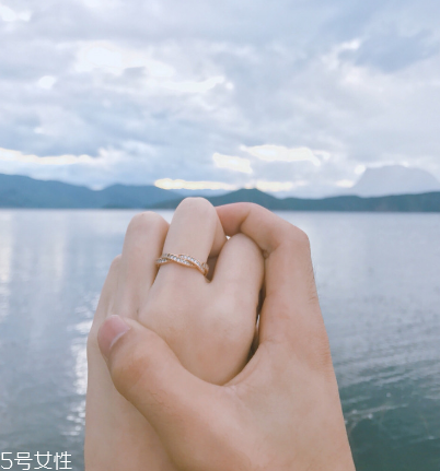 戒指戴中指是什么意思？戒指戴中指代表什么含義