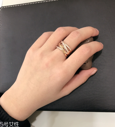 戒指戴小指是什么意思？戒指戴小指代表什么含義