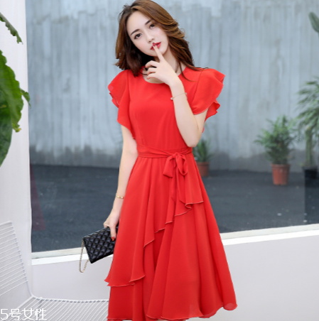 夏天穿什么顏色衣服顯白？夏天最顯白的衣服顏色
