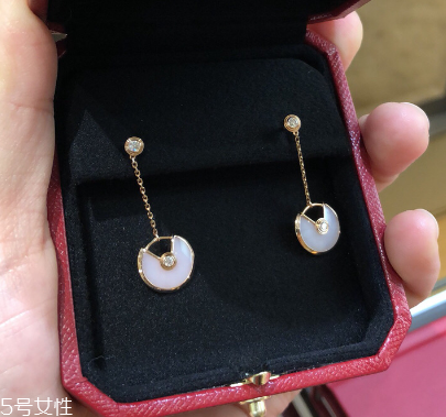 耳環(huán)買黃金還是鉑金？耳環(huán)黃金和鉑金哪個(gè)好