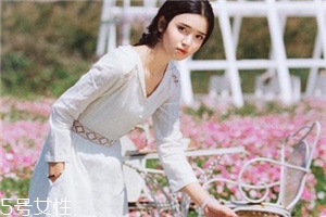 小白裙怎么搭配？小白裙搭配技巧