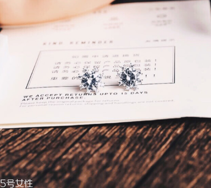 耳釘對(duì)耳唇有什么危害？耳釘對(duì)耳朵有哪些害處？