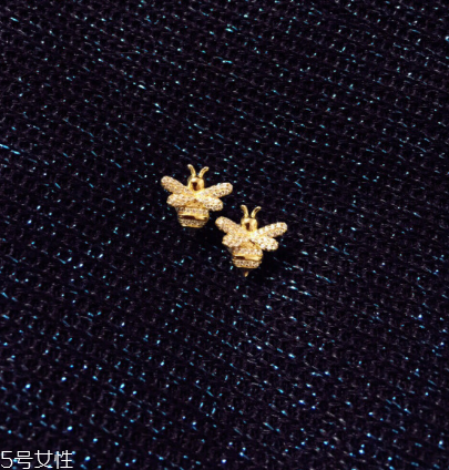 耳釘有血跡怎么清洗？耳釘上的血跡用什么洗？