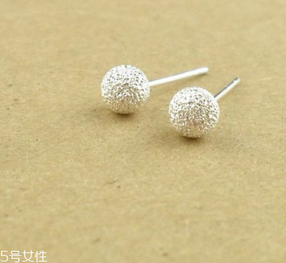 耳釘一定要打耳洞嗎？耳釘要有耳洞嗎？