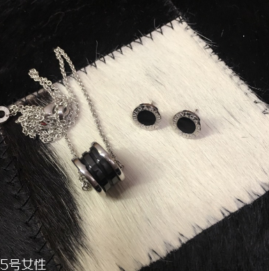 耳釘上有綠東西是什么？耳釘變綠了怎么清洗？