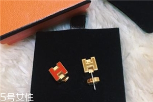 耳釘上有綠東西是什么？耳釘變綠了怎么清洗？