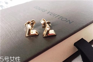 耳釘穿不過(guò)去怎么辦？耳釘卡在中間怎么處理？