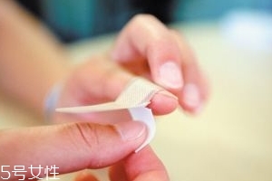 創(chuàng)可貼可以貼痘痘嗎？創(chuàng)可貼貼痘痘好嗎？