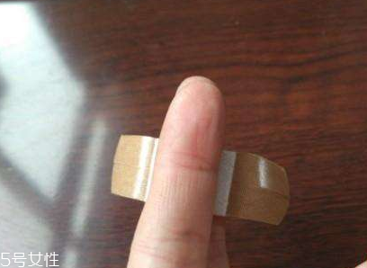 創(chuàng)可貼可以消腫嗎？創(chuàng)可貼有消腫功效嗎？