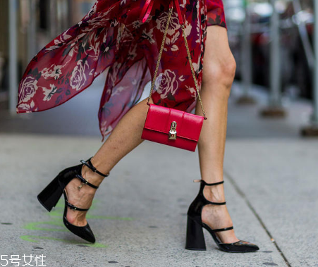 復(fù)古風(fēng)衣服配什么鞋子？復(fù)古風(fēng)搭配什么鞋子好看？