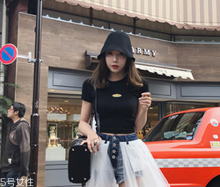 今年夏天流行什么露臍裝？今夏最火的露臍裝搭配