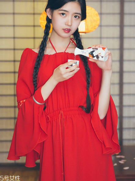 大紅色連衣裙怎么搭配？大紅色連衣裙搭配技巧