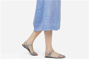 腳寬的人適合穿什么涼鞋？腳胖穿什么涼鞋好看？