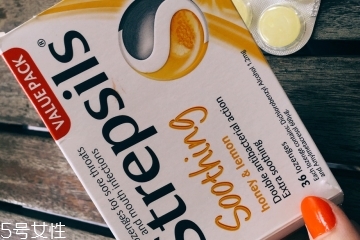 strepsils是什么藥？strepsils治什么?。?></p><h3>使用心得</h3><p>奧克蘭的冬天多雨潮濕陰冷，不小心就中招了。喉嚨痛、扁桃腺發(fā)炎了。作孽啊 喝口水都痛，約家庭醫(yī)生 好吧 2周以后 我不知道還活著不，還好當(dāng)?shù)厝送扑]了
strepsils的蜂蜜潤(rùn)喉糖 這款有消炎殺菌效果 好吃的蜂蜜糖 沒有任何藥物 比西瓜霜霜含片好吃一百倍，好神奇 吃了兩天喉嚨不痛了 太贊了
要知道我在國(guó)內(nèi)沒有抗生素是壓不下去的 現(xiàn)在還會(huì)隨身帶 吃了火鍋呀 辣的東西 我都會(huì)來一顆，每次一粒就可以了 一天別超過4粒 這貨還有止咳
治理咽喉炎等作用。老公也讓我回國(guó)帶些回去 他自己一直吸煙，有慢性咽炎 也可以送他們的兄弟，當(dāng)然還有老爸也要。</p><p style=