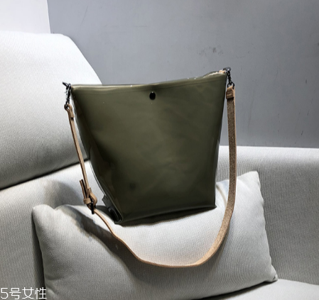 穿裙子背什么包包好看？穿裙子適合背什么包？