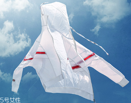 防曬衣里面穿什么？防曬衣里面怎么搭配？