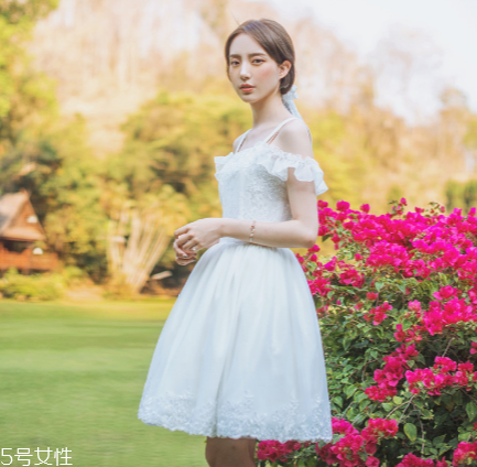 復(fù)古連衣裙怎么搭配？復(fù)古連衣裙搭配圖片