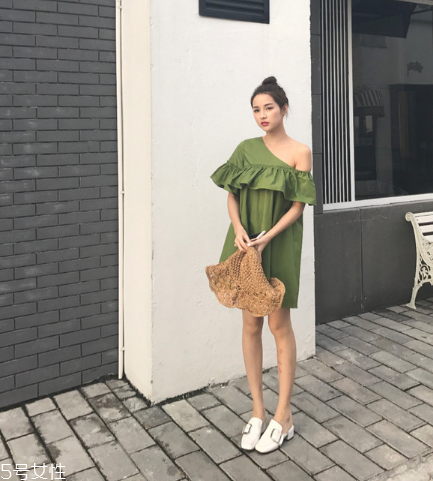 綠色連衣裙怎么搭配？綠色連衣裙搭配圖片