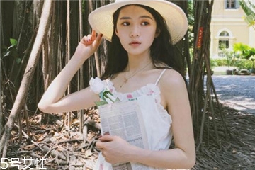 吊帶連衣裙怎么穿好看？夏季吊帶連衣裙搭配圖片