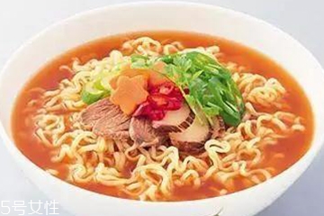 方便面沒泡熟可以吃嗎？半生不熟的泡面可以吃嗎？