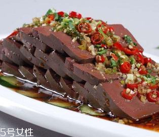雞血弄衣服上了怎么辦？雞血洗得干凈嗎？