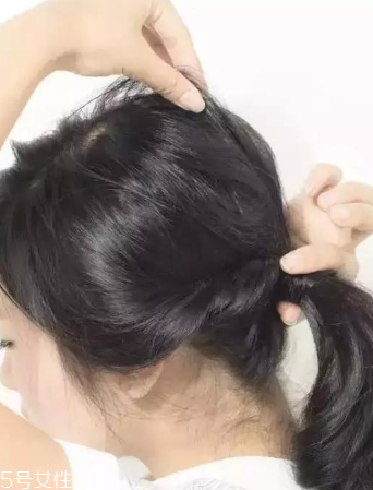 長發(fā)低馬尾怎么扎有氣質 不會散的溫柔婉約低馬尾教程