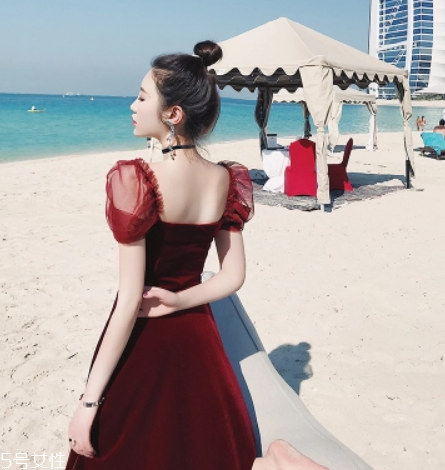 黃皮適合什么顏色裙子？什么顏色裙子適合黃皮女生？