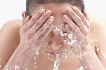 敏感肌能用洗面奶嗎？適合敏感肌用的洗面奶
